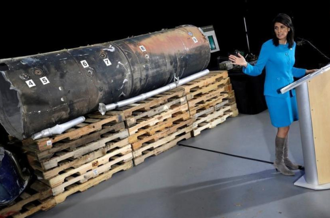 La embajadora de EEUU en la ONU, Nikki Haley, con los restos del supuesto misil iraní.-YURI GRIPAS