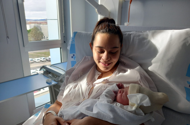 Viktoriya sostiene a Ariadna, su primera hija y primer bebé del año 2023 en Soria. HDS