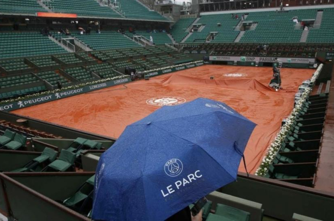 La lluvia ha provocado la suspensión de la jornada en Roland Garros.-REUTERS