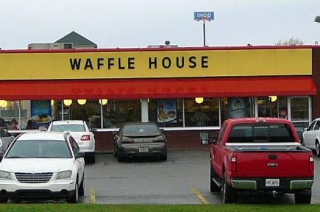 Exterior del restaurante Waffle House, en Alabama.-