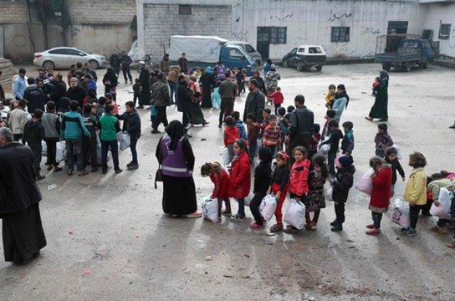 Un grupo de niños de familias desplazadas de Idlib.-AFP / OMAR HAJ KADOUR