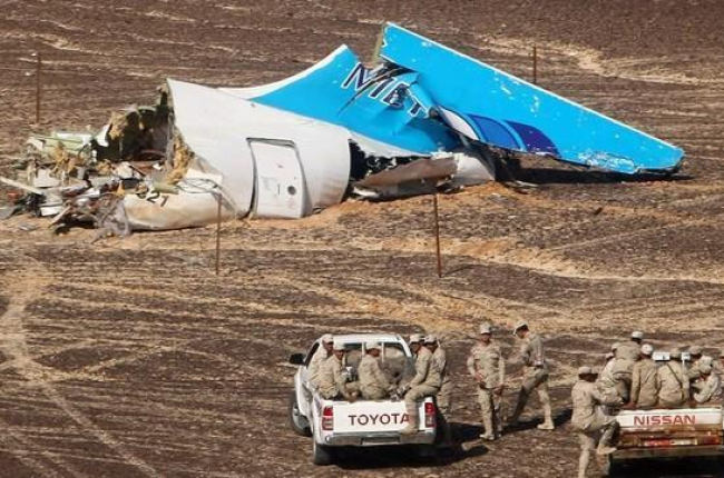 Vehículos militares se acercan al lugar del siniestro del avión ruso Airbus A321, en el desierto del Sinaí.-AP