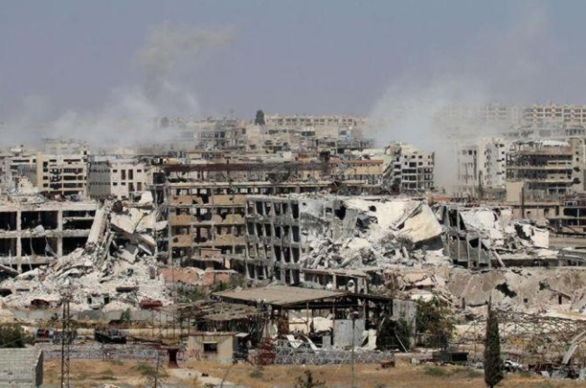 Columnas de humo desde edificios durante bombardeos del régimen para retomar el control del distrito de Leramun, en manos de los rebeldes, en el noroeste de Alepo, el 26 de julio.-AFP / GEORGE OURFALIAN