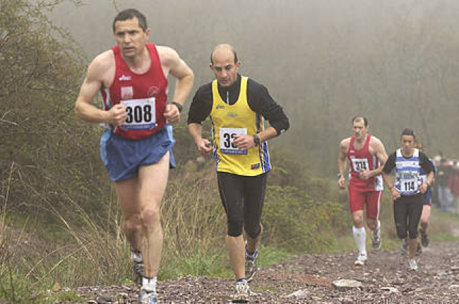 Varios corredores durante una carrera de montaña en la provincia. / VALENTÍN GUISANDE-