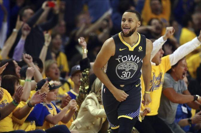 Stephen Curry celebra su primer triple en la eliminatoria frente a los Pelicans.-BEN MARGOT (AP)