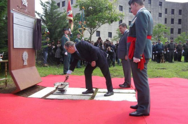 El ministro del Interior, Juan Ignacio Zoido, ha inaugurado en el cuartel de Intxaurrondo un pebetero dedicado a los 214 guardias civiles asesinados por ETA.-MIR