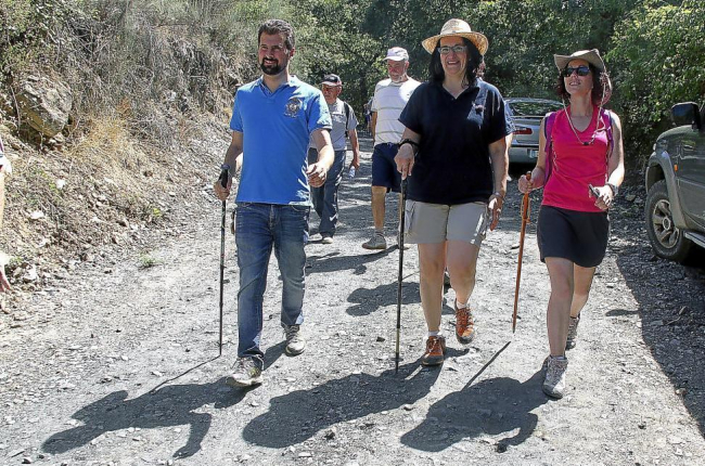Luis Tudanca,Teresa Mata y Carolina López de paseo por Villagatón-Brañuelas.-ICAL