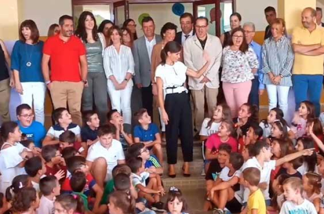 La reina Letizia asiste a la apertura del curso escolar en un colegio de Torrejoncillo (Cáceres).-EUROPA PRESS