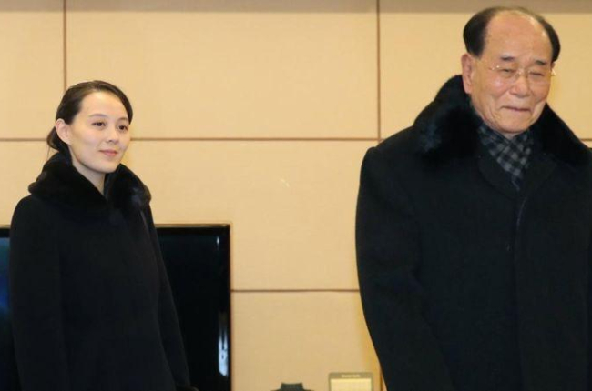 Kim Yo-jong, hermana del lider Kim Jong-un, y el presidente honorifico del pais,  Kim Yong-nam, a su llegada al aeropuerto internacional de Incheon , en Seúl.-YONHAP / EFE