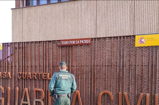 Un agente de la Guardia Civil frente a la casa cuartel de El Burgo. HDS