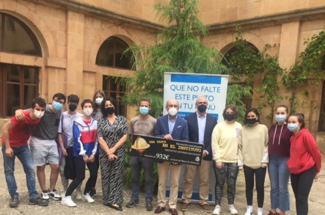 Entrega del cheque del IES Machado al Banco de Alimentos. HDS
