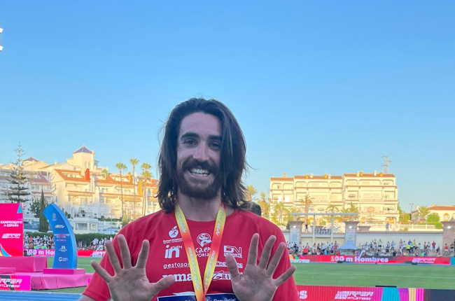 Arancón con su medalla como subcampeón de España de decatlón. Atletismo Numantino