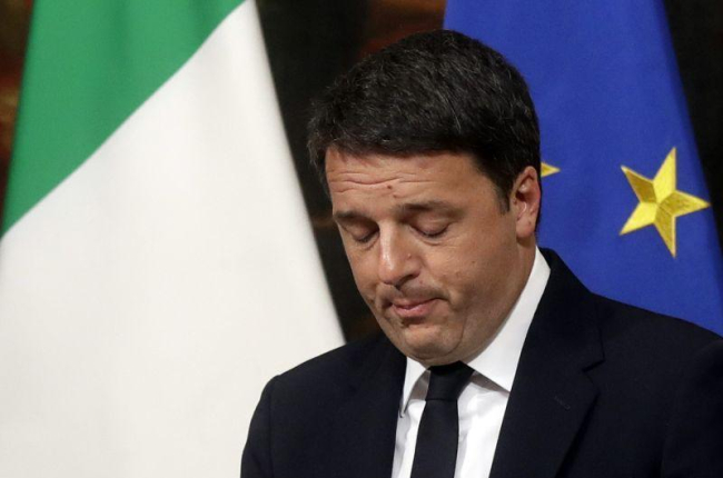El exprimer ministro, Matteo Renzi, en la rueda de prensa donde anunció su renuncia.-AP / GREGORIO BORGIA