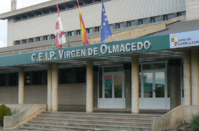 Letras en el colegio público Virgen de Olmacedo. / EVA SÁNCHEZ-