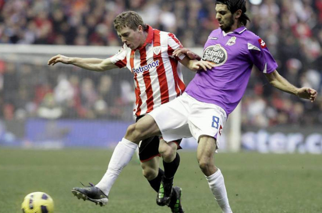 Lassad lucha por un balón con Muniain durante su etapa como jugador del Deportivo.-EL MUNDO