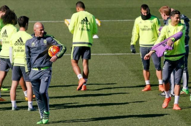 Zinedine Zidane ante un grupo de jugadores blancos, con Ronaldo de frente, durante el entrenamiento de hoy.-EFE / JUANJO MARTÍN