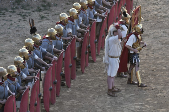 Actores que encarnan a romanos en la recreaciones históricas del sitio de Numancia en Soria.-HDS