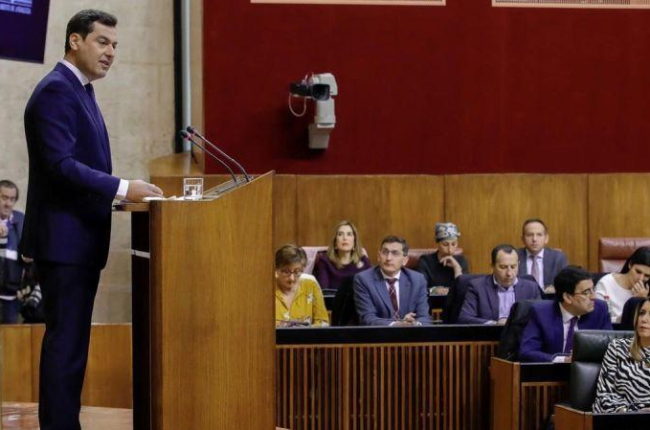 Juan Manuel Moreno (PP) pronuncia el discurso de investidura en el Parlamento de Andalucía.-EFE/ JULIO MUÑOZ