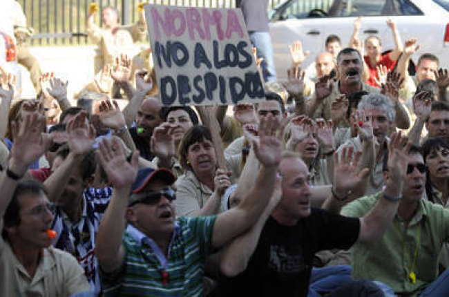 Cartel y protesta contra los despidos de los trabajadores en una imagen de archivo. / ÁLVARO MARTÍNEZ-