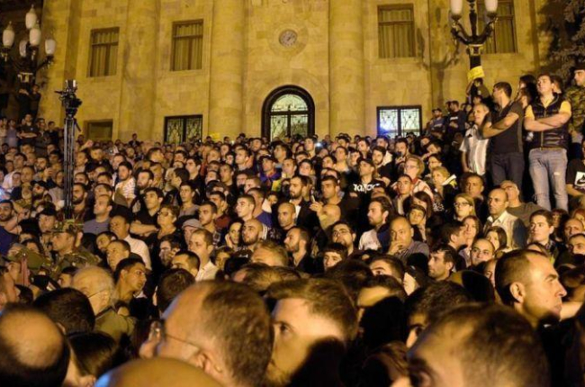 Manifestación en apoyo de de Pashinyan, el pasado 3 de octubre.-AFP / KAREN MINASYAN
