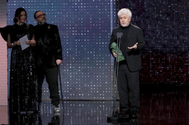 El realizador y guionista Pedro Almodóvar tras recibir el premio a Mejor Guion Original.-EFE / CHEMA MOYA
