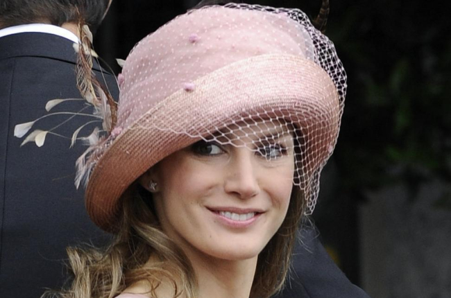 La reina Letizia sorprendió con un modelo inspirado en el estilo de los años 20, que acompañó con un sombrero de la firma vallisoletana en la boda de los Duques de Cambridge-EL MUNDO