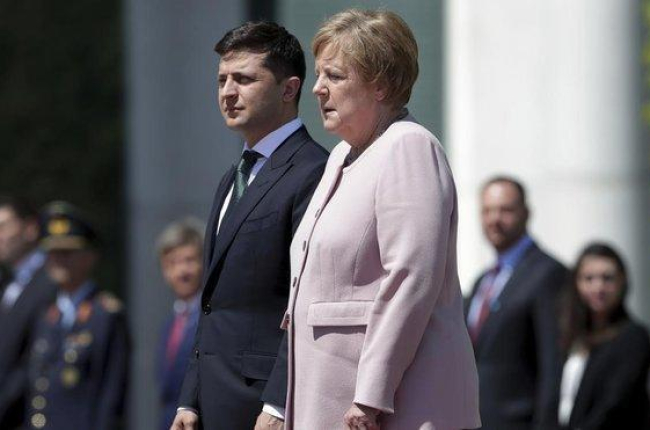 Merkel, durante su temblor junto al presidente ucraniano.-AP / MICHAEL SOHN