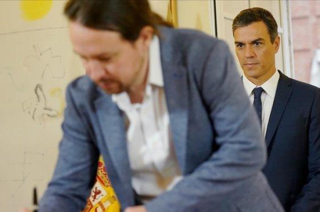 Sánchez e Iglesias firman el pacto presupuestario en la Moncloa.-JOSE LUIS ROCA