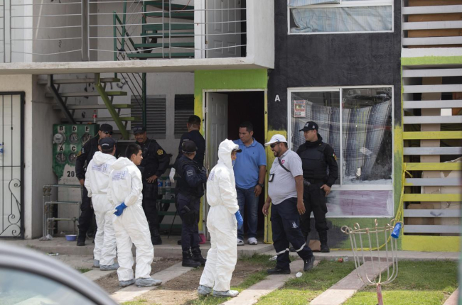 Peritos forenses en la vivienda donde fueron hallados 10 cadáveres en el municipio de Tlajomulco, Jalisco (México).-FRANCISCO GUASCO (EFE)