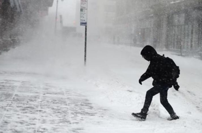 Un neoyorquino intenta avanzar a través de la tormenta de nieve en la ciudad.-/ THEO WARGO