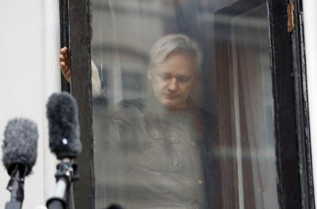 El fundador de WikiLeaks, Julian Assange, detrás de una ventana del edificio de la embajada ecuatoriana en Londres.-AP / FRANK AUGSTEIN