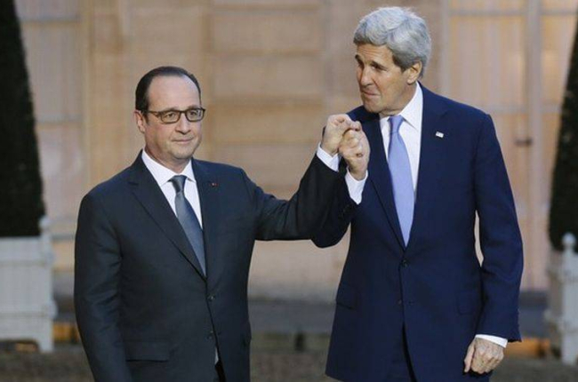 El presidente francés, François Hollande, junto al Secretario de Estado de EEUU, John Kerry, en el Elíseo, hoy.-Foto: PATRICK KOVARIK / AFP