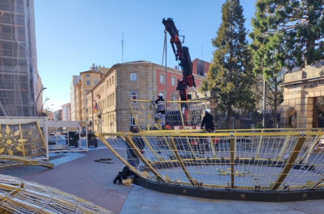 Desmontaje de la bola navideña de Soria en la mañana de este domingo. A.C.