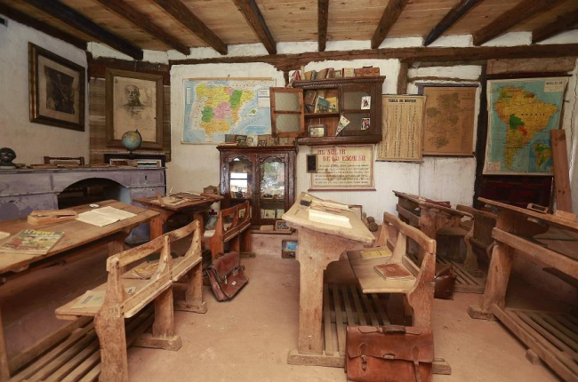 Un aula a la antigua usanza con los pupitres de madera y todos los detalles de una escuela de época.-RAÚL OCHOA