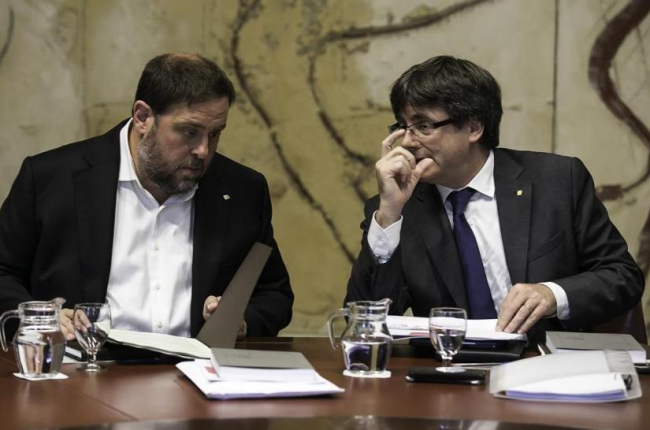 Oriol Junqueras y Carles Puigdemont, el martes, en la reunión del Consell Executiu-JOAN CORTADELLAS