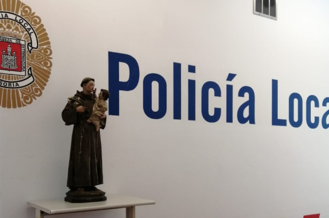 La talla de San Antonio robada en Soria, 'fichando' en el cuartel de la Policía Local. HDS