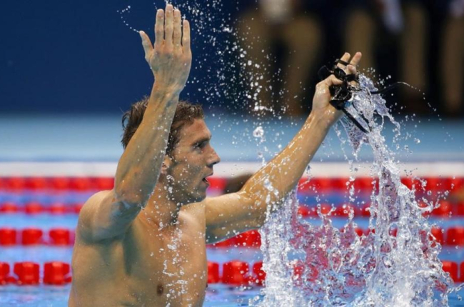 Phelps, exultante, celebra una de sus dos nuevas medallas de oro en Río.-PATRICK B KRAEMER / EFE