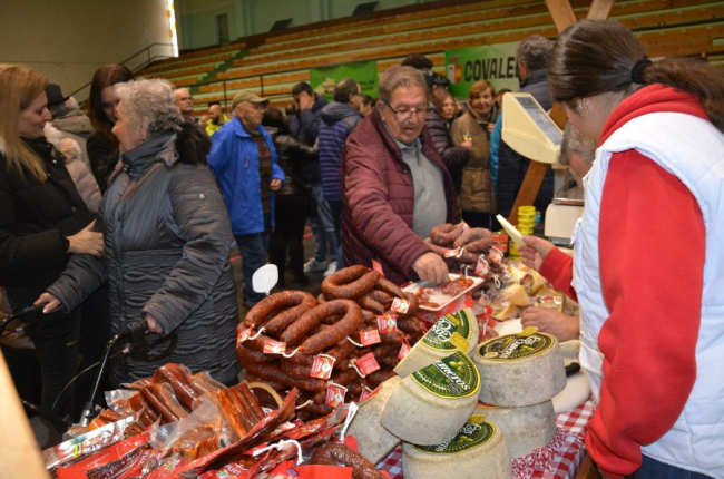 Covaleda ha abierto en la mañana de este sábado su emblemática Feria del Chorizo.-RAQUEL FERNÁNDEZ