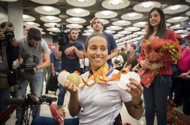 La nadadora zaragozana Teresa Perales, a su llegada al Aeropuerto Adofo Suárez Madrid-Barajas el pasado miércoles.-EFE
