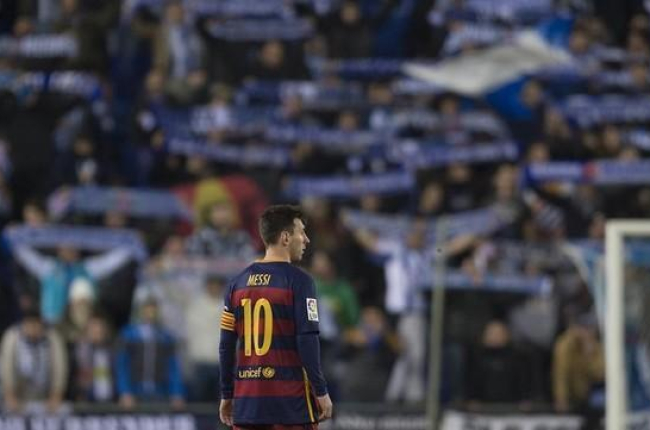 El público del Espanyol realiza  cánticos ante Messi.-JORDI COTRINA
