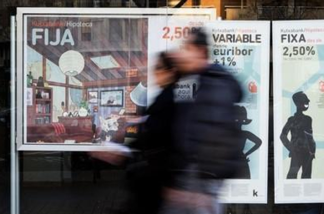 Una oficina de Kutxabank en Barcelona hace publicidad de sus hipotecas.-FERRAN NADEU