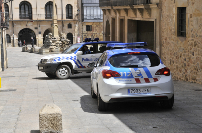 Vehículos de la Policía Local junto al Ayuntamiento de Soria. HDS