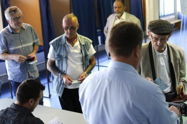 Un hombre introduce su papeleta en la urna en la segunda vuelta de las legislativas, en Henin-Beaumont (norte de Francia), el 18 de junio.-EFE / THIBAULT VANDERMERSCH