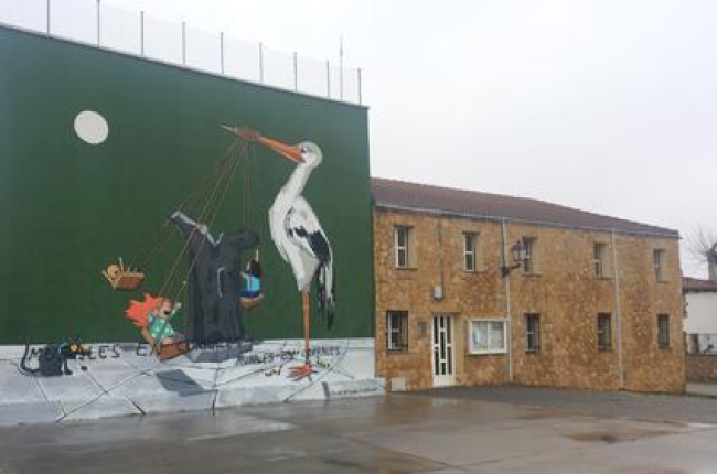 Las pintadas que estropean el mural creado este verano en el frontón de Tardajos de Duero.-S.I.B.