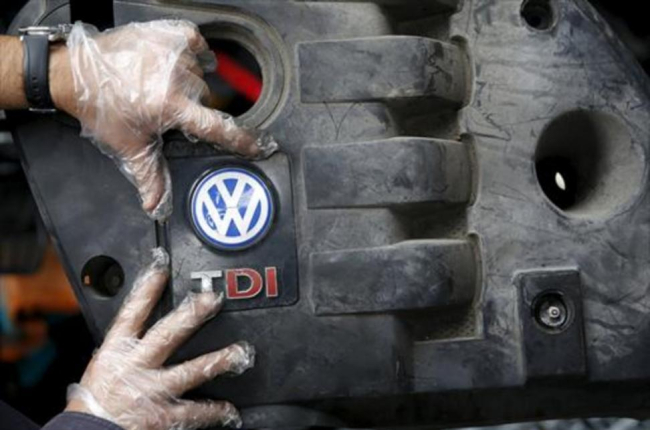 Un operario coloca la tapa de un motor diésel VW-