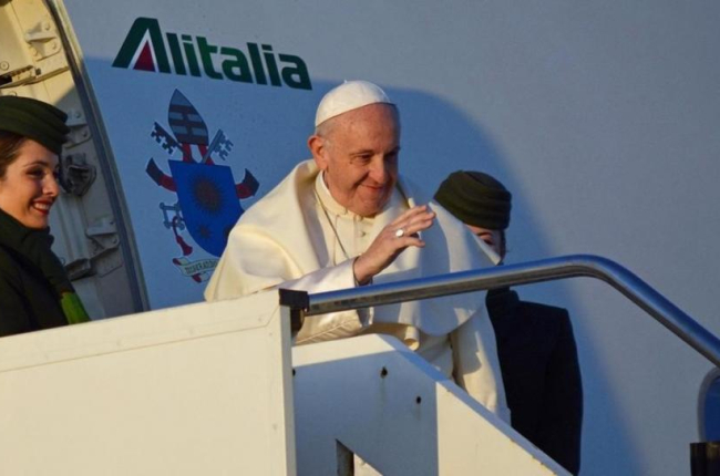 El papa Francisco parte en avión desde el aeropuerto de Fiumicino en Roma hacia Chile y Perú.-EFE