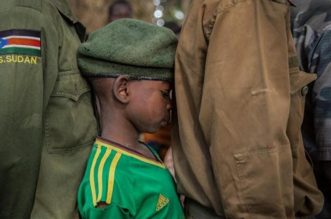 Uno de los niños soldado liberado en Sudán del Sur.-AFP / STEFANIE GLINSKI