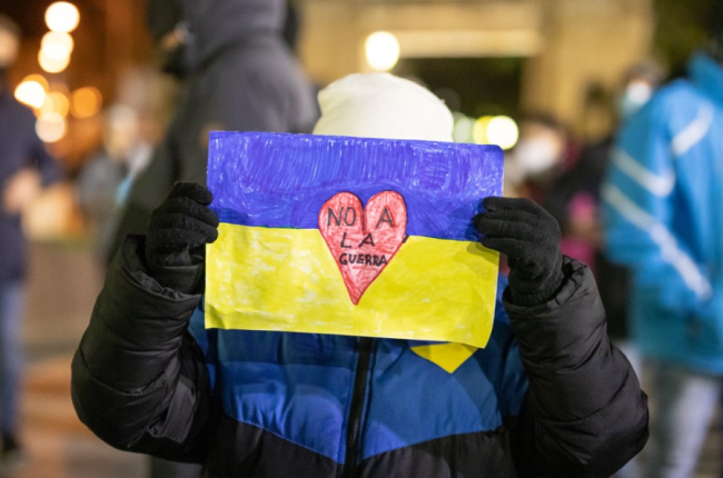 Un niño sostiene un cartel contra la guerra y en apoyo a Ucrania en la manifestación del viernes en Soria. GONZALO MONTESEGURO