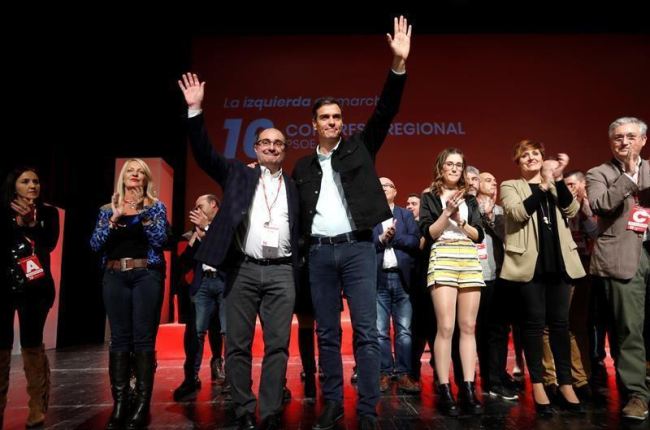 El secretario general del PSOE, Pedro Sánchez (d), y el reelegido líder de los socialistas aragoneses, Javier Lambán (i), durante la clausura del 16º Congreso Regional del partido en Aragón.-EFE