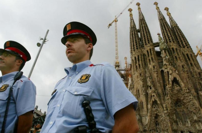 Una pareja de los Mossos, frente a la Sagrada Família, en una imagen de archivo.-PERIODICO (RICARD CUGAT)